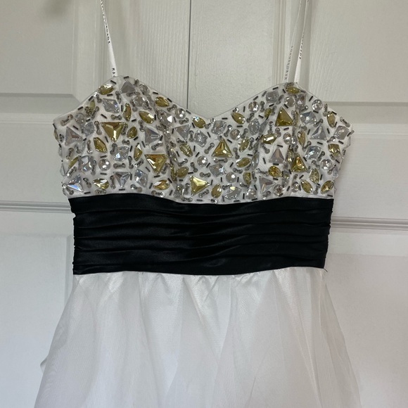 Never woren. Wedding, homecoming, prom dress - Picture 3 of 6